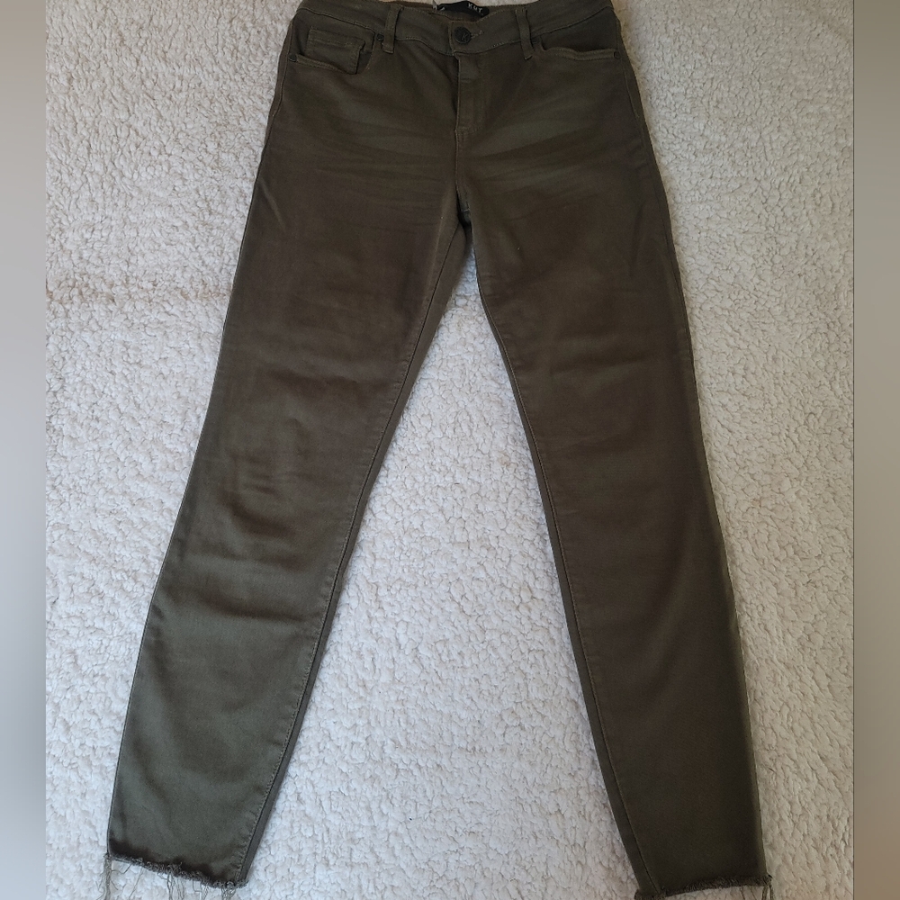 Kut from the Kloth Size-8 AMY Mid Rise Crop Jean's Waist-15 Rise-10 Inseam-27